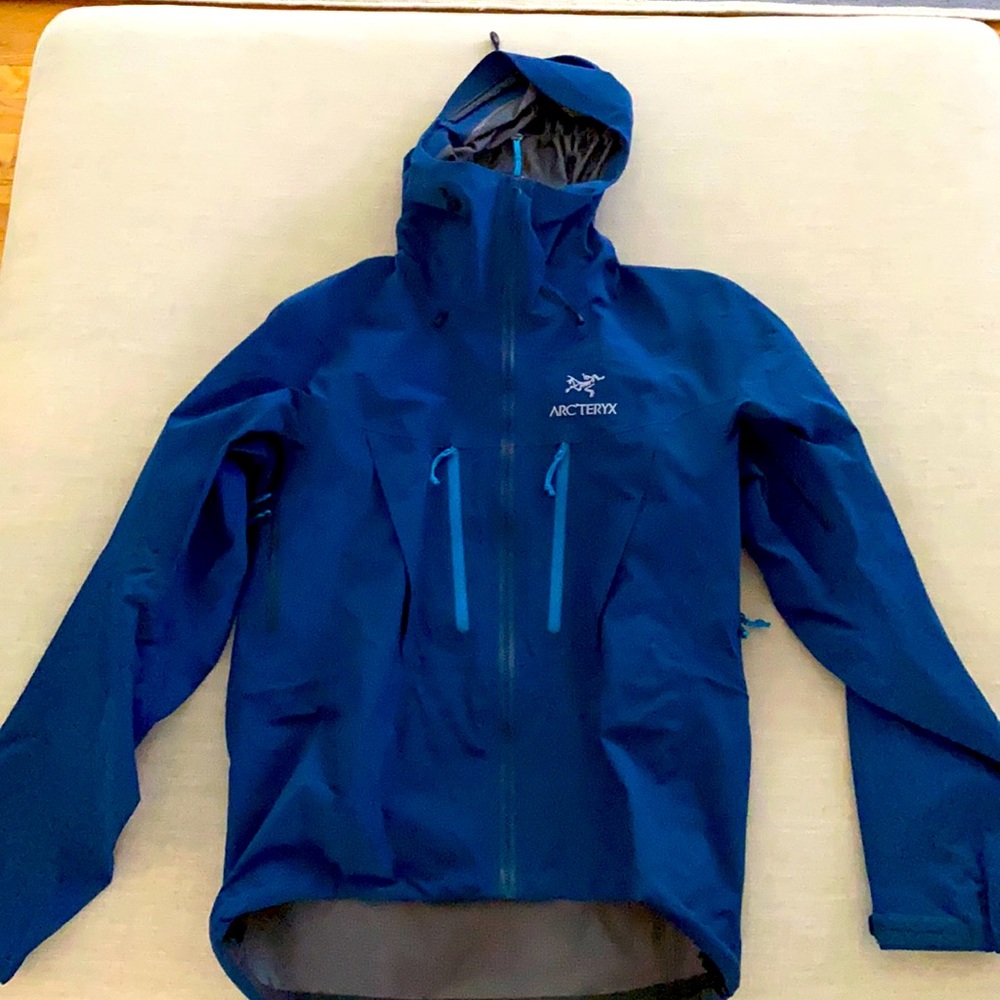 LIKE NEW Arcteryx Men’s Alpha SV Blue Jacket Shell